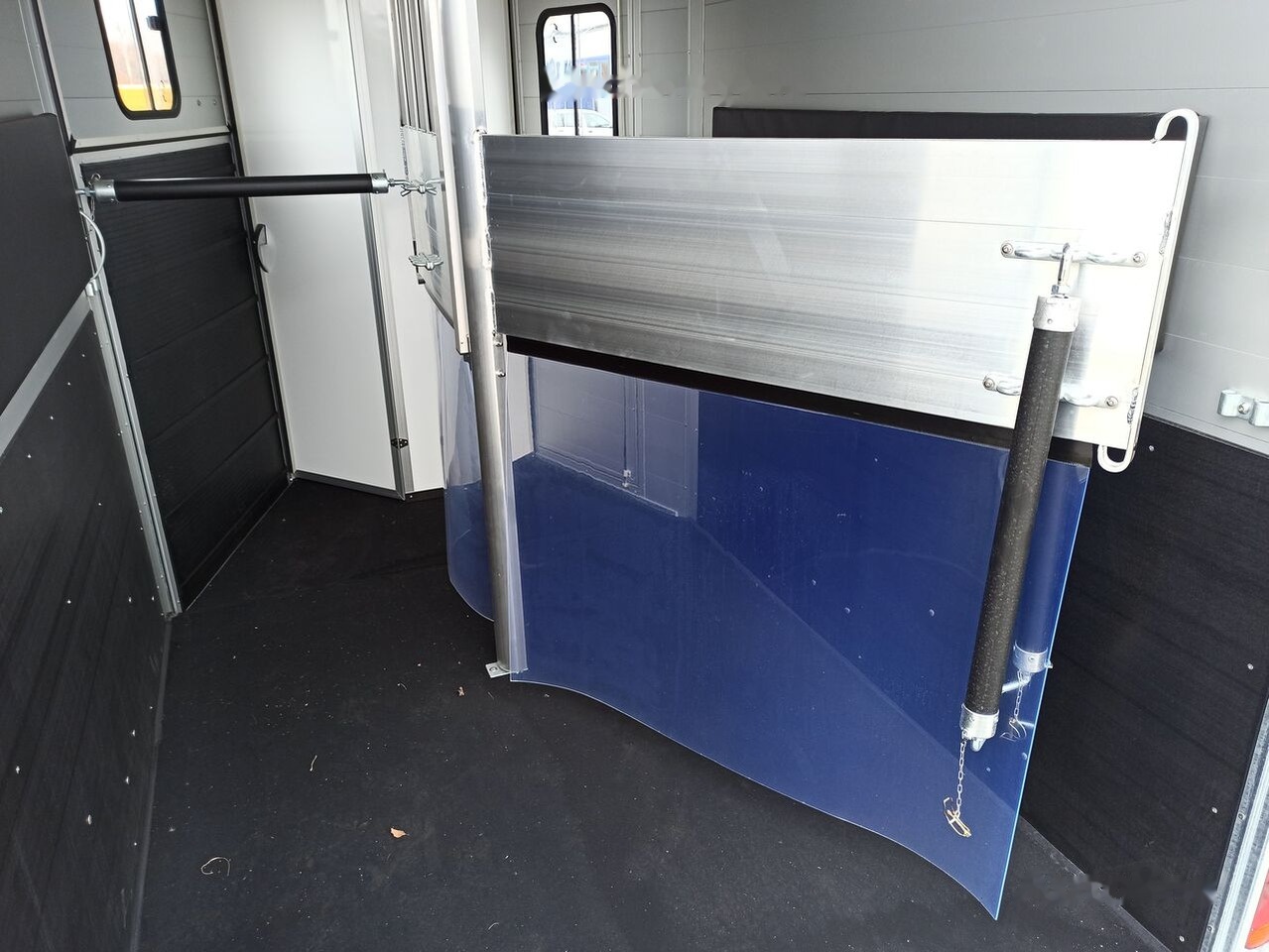 Leasing de Cheval Liberté Touring Country + front gate + saddle room trailer for 2 horses Cheval Liberté Touring Country + front gate + saddle room trailer for 2 horses: foto 29