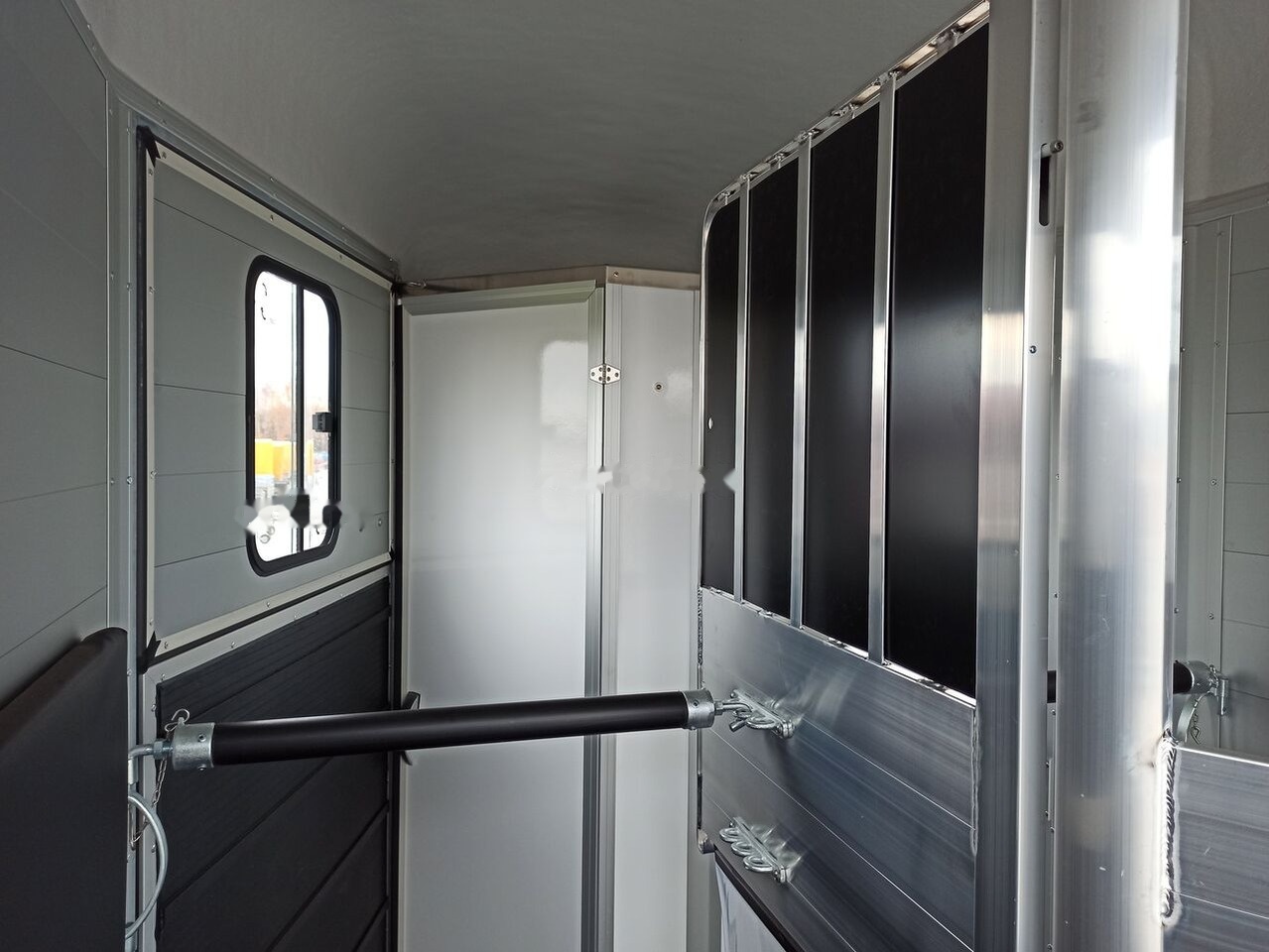 Leasing de Cheval Liberté Touring Country + front gate + saddle room trailer for 2 horses Cheval Liberté Touring Country + front gate + saddle room trailer for 2 horses: foto 30