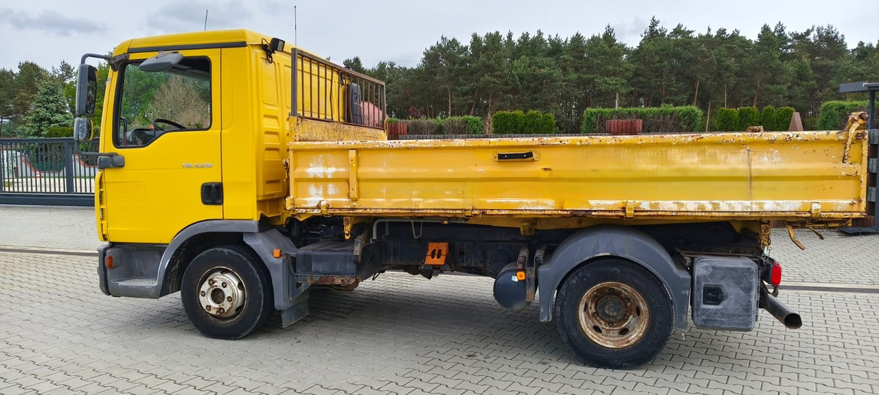MAN TGL 8.210 * 2007 * 3-stronny KIPER * NOWE OPONY * MANUAL * RESOR * 3 MIEJSCA - Camión volquete: foto 3 MAN TGL 8.210 * 2007 * 3-stronny KIPER * NOWE OPONY * MANUAL * RESOR * 3 MIEJSCA - Camión volquete: foto 3