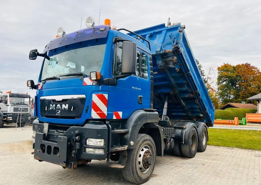 MAN TGS 26.440 6x6 Hydrodrive – Meiller 3-stronny wywrotka / Manual / Retarder / Tempomat / Euro 5 - Camión volquete: foto 1 MAN TGS 26.440 6x6 Hydrodrive – Meiller 3-stronny wywrotka / Manual / Retarder / Tempomat / Euro 5 - Camión volquete: foto 1