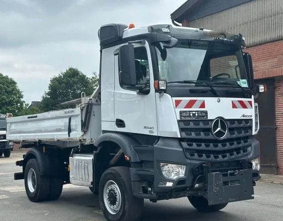 Mercedes-Benz Arocs 2040 4x4 – Meiller | Euro 6c | płyta czołowa do montażu pługu, osprzętu zimowego lub komunalnego | Automat | Resory stalowe (Blatt-Blatt) - Camión volquete: foto 3 Mercedes-Benz Arocs 2040 4x4 – Meiller | Euro 6c | płyta czołowa do montażu pługu, osprzętu zimowego lub komunalnego | Automat | Resory stalowe (Blatt-Blatt) - Camión volquete: foto 3