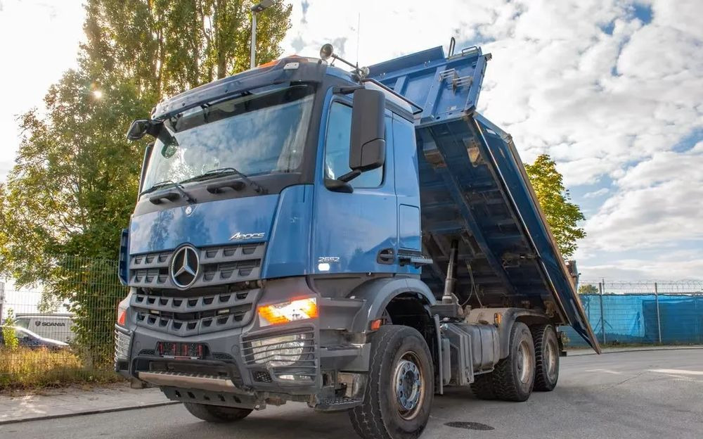 Mercedes-Benz Arocs 2652 6x4 – Wywrotka trójstronna Meiller z Bordmatik (Euro 6) - Camión volquete: foto 1 Mercedes-Benz Arocs 2652 6x4 – Wywrotka trójstronna Meiller z Bordmatik (Euro 6) - Camión volquete: foto 1
