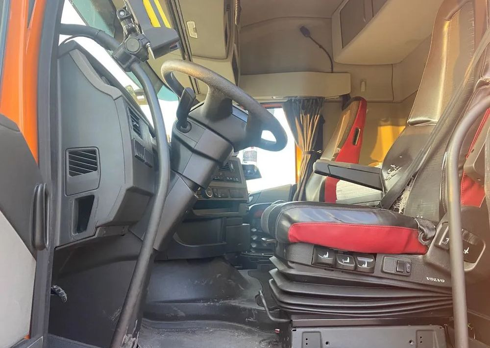 Volvo FH 460/6X4/OŚ PODNOSZONA Z NAPĘDEM/HAKOWIEC MEILLER/EURO6 - Camión multibasculante: foto 4 Volvo FH 460/6X4/OŚ PODNOSZONA Z NAPĘDEM/HAKOWIEC MEILLER/EURO6 - Camión multibasculante: foto 4