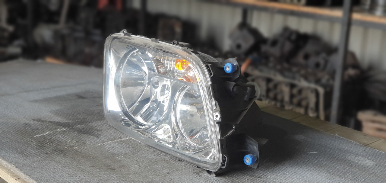 ACTROS MP III HEADLIGHT - PASSENGER - Luz/ Iluminación para Camión: foto 2 ACTROS MP III HEADLIGHT - PASSENGER - Luz/ Iluminación para Camión: foto 2