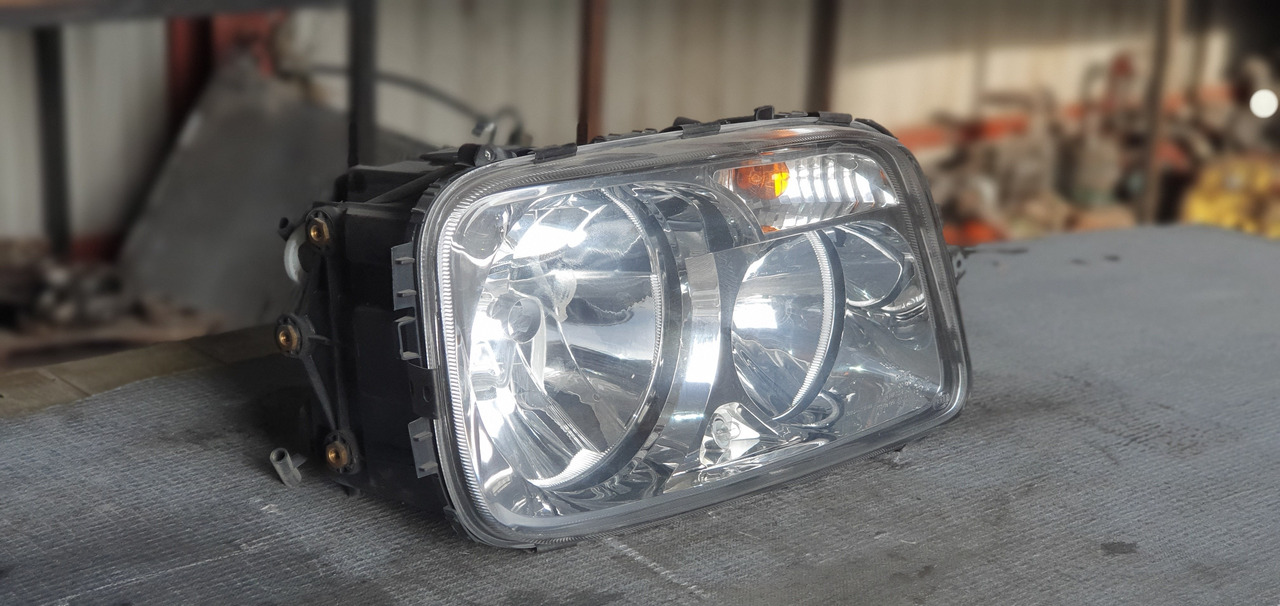 ACTROS MP III HEADLIGHT - PASSENGER - Luz/ Iluminación para Camión: foto 1 ACTROS MP III HEADLIGHT - PASSENGER - Luz/ Iluminación para Camión: foto 1