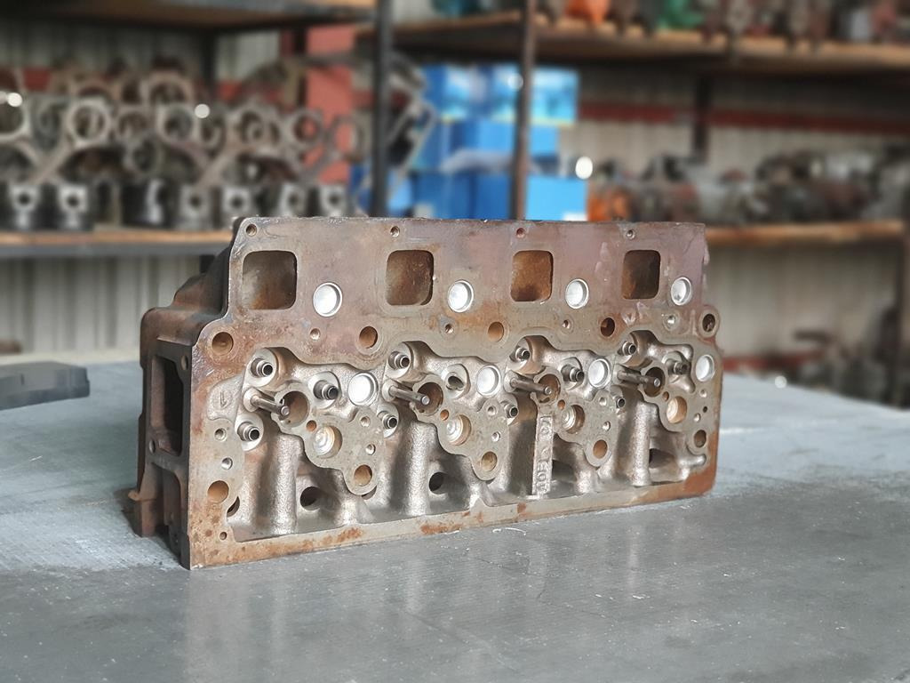 MERCEDES-BENZ VARIO - Cabezal de bloque para Camión: foto 3 MERCEDES-BENZ VARIO - Cabezal de bloque para Camión: foto 3