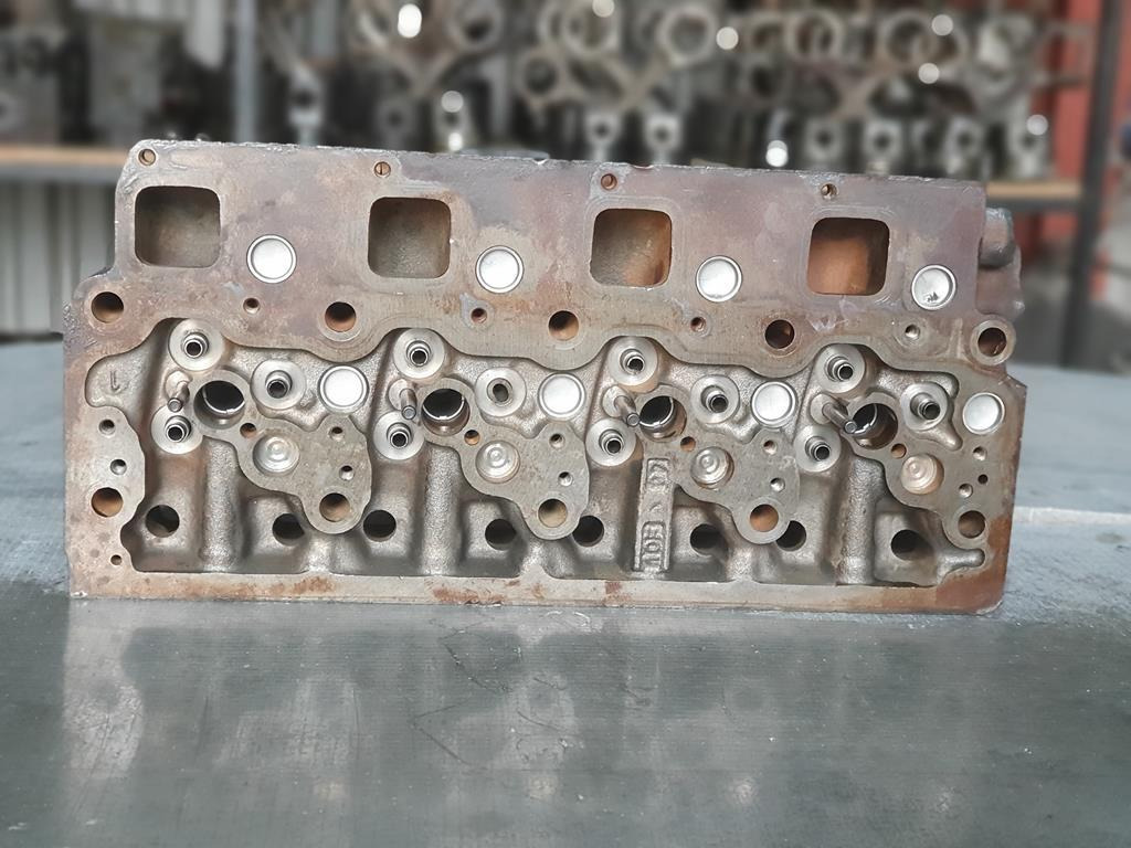 MERCEDES-BENZ VARIO - Cabezal de bloque para Camión: foto 2 MERCEDES-BENZ VARIO - Cabezal de bloque para Camión: foto 2