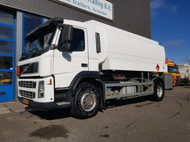 Volvo FM 9.340 Petrol, Diesel 17000 Ltr. 3 Compartementen - Camión cisterna: foto 2 Volvo FM 9.340 Petrol, Diesel 17000 Ltr. 3 Compartementen - Camión cisterna: foto 2