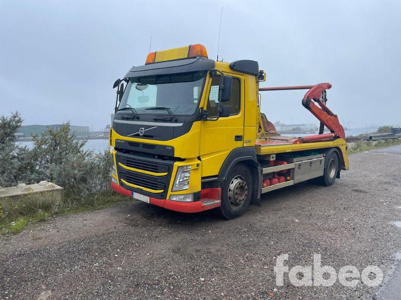 Volvo FM330 - Camión portacontenedor de cadenas: foto 1 Volvo FM330 - Camión portacontenedor de cadenas: foto 1