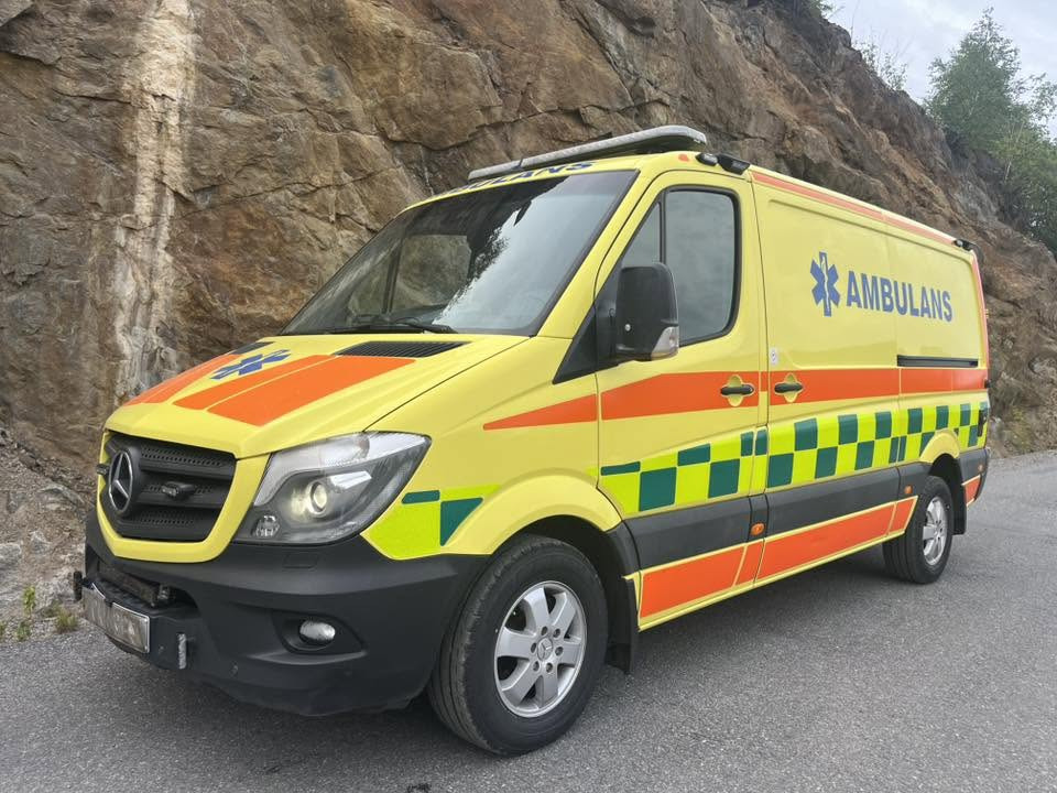 MERCEDES-BENZ Sprinter 319 - AMBULANCE - Ambulancia: foto 2 MERCEDES-BENZ Sprinter 319 - AMBULANCE - Ambulancia: foto 2