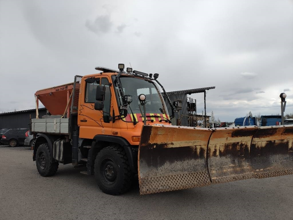 Mercedes-Benz Unimog ,hiekoitin,aura,kippilava - Máquina quitanieve: foto 2 Mercedes-Benz Unimog ,hiekoitin,aura,kippilava - Máquina quitanieve: foto 2