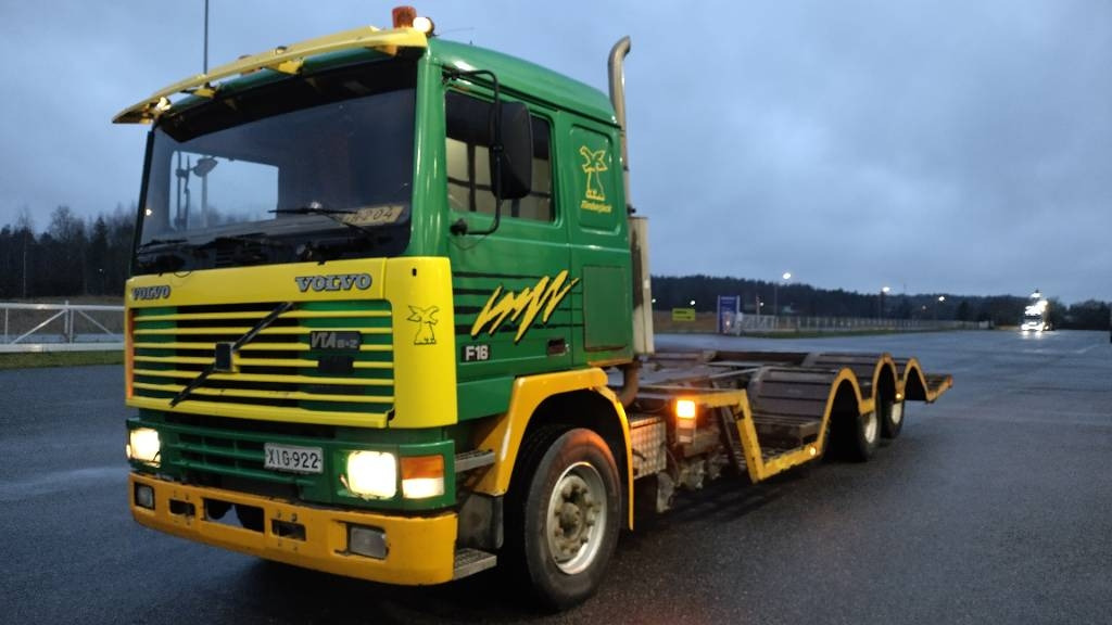 Volvo F16 8x2 metsäkone ritilä, rautajouset,hydr.perä - Camión forestal: foto 1 Volvo F16 8x2 metsäkone ritilä, rautajouset,hydr.perä - Camión forestal: foto 1