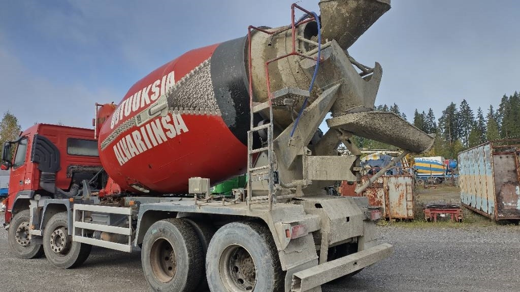 Volvo FM9 8x4 full steel,manual, mixer - Camión cisterna: foto 3 Volvo FM9 8x4 full steel,manual, mixer - Camión cisterna: foto 3