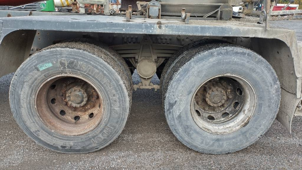 Volvo FM9 8x4 full steel,manual, mixer - Camión cisterna: foto 5 Volvo FM9 8x4 full steel,manual, mixer - Camión cisterna: foto 5