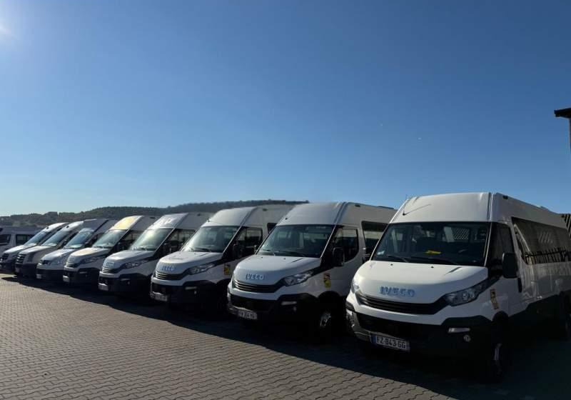 Iveco DAILY / CRAFTER / SPRINTER / WING / 23 MIEJSCA - Minibús, Furgoneta de pasajeros: foto 1 Iveco DAILY / CRAFTER / SPRINTER / WING / 23 MIEJSCA - Minibús, Furgoneta de pasajeros: foto 1