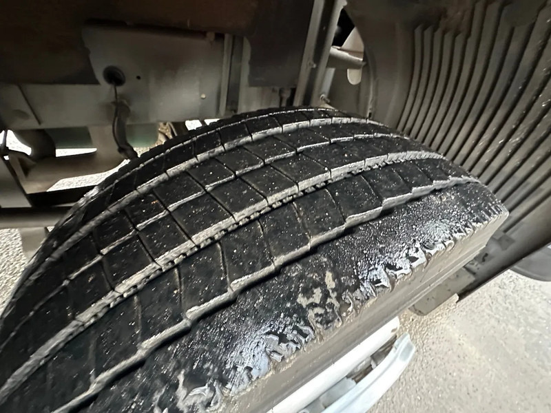 Volvo FL 612 180 / 12T / NL TRUCK / EURO3 / ANALOG / MANUAL / LEAF SPRING / BOX+LIFT / LOW KM - Camión caja cerrada: foto 5 Volvo FL 612 180 / 12T / NL TRUCK / EURO3 / ANALOG / MANUAL / LEAF SPRING / BOX+LIFT / LOW KM - Camión caja cerrada: foto 5