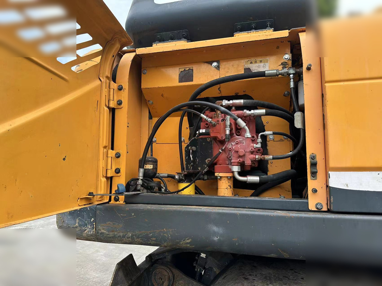 HYUNDAI ROBEX 210W-9 - Excavadora de ruedas: foto 2 HYUNDAI ROBEX 210W-9 - Excavadora de ruedas: foto 2