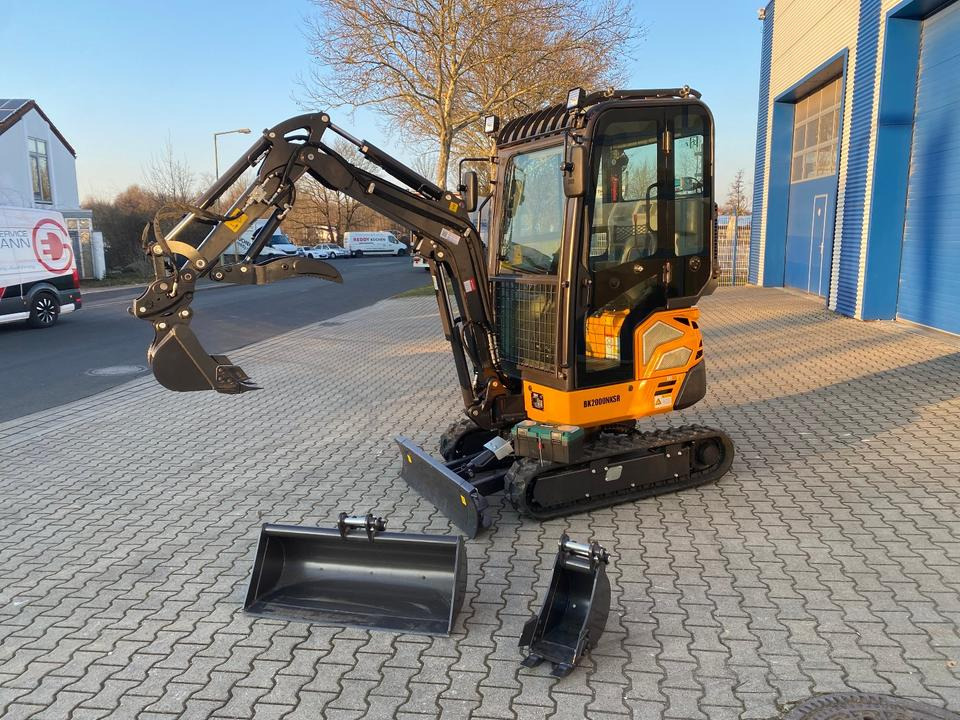 Minibagger BK2000NKSR inkl. Schaufelpaket *INKL.19% MWST*BERGER KRAUS*KUBOTA* KLIMA*SCHWENKARM*VERSTELLFAHRWERK* - Miniexcavadora: foto 2 Minibagger BK2000NKSR inkl. Schaufelpaket *INKL.19% MWST*BERGER KRAUS*KUBOTA* KLIMA*SCHWENKARM*VERSTELLFAHRWERK* - Miniexcavadora: foto 2