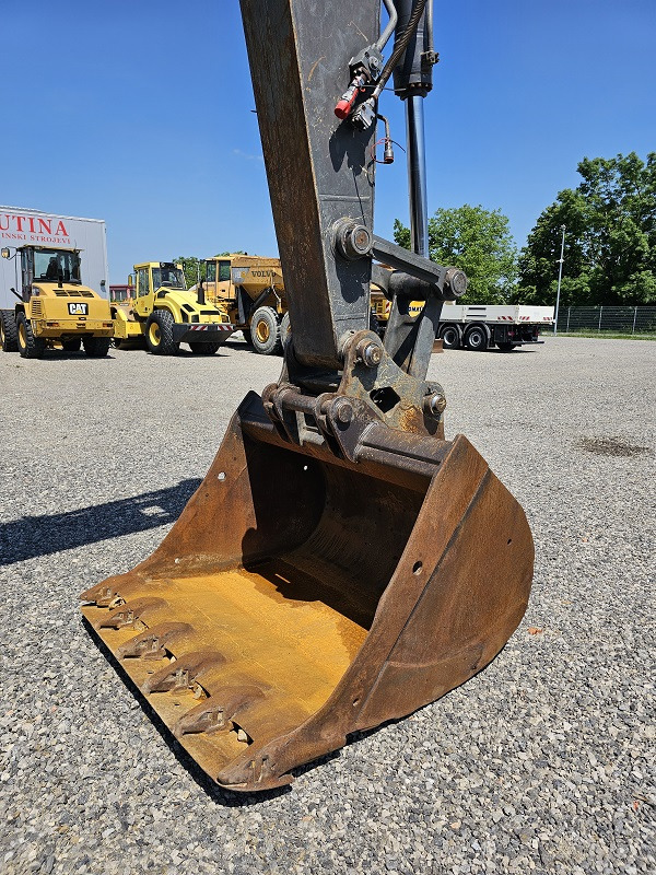Excavadora de cadenas VOLVO EC240BNLC: foto 18