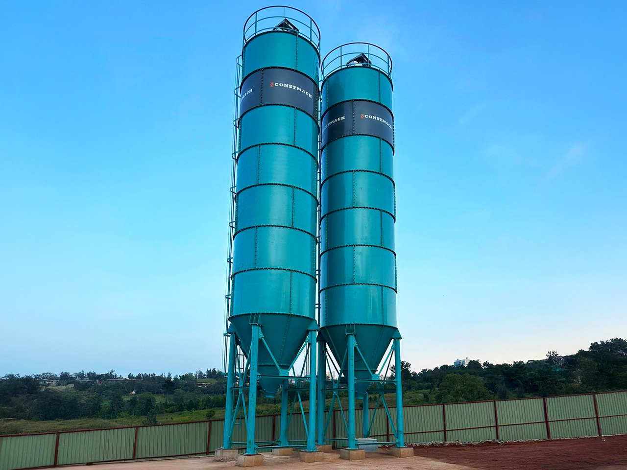 Constmach Zement Silo mit 100 Tonnen Kapazität - Silo de cemento: foto 1 Constmach Zement Silo mit 100 Tonnen Kapazität - Silo de cemento: foto 1