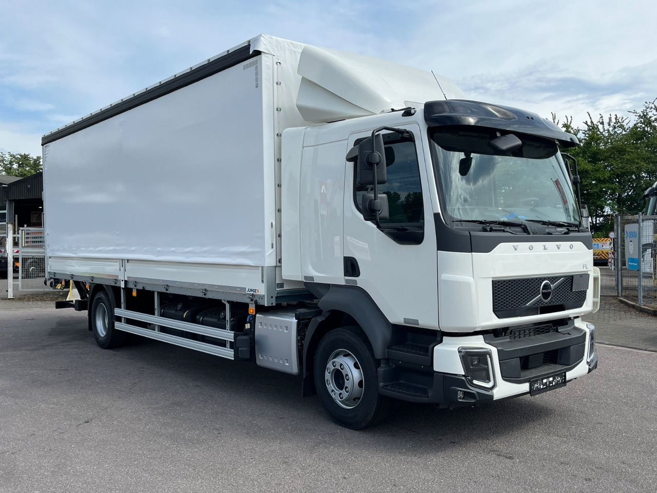 Volvo FL 14.245 Junge Schiebeplanenaufbau LBW - Camión lona: foto 4 Volvo FL 14.245 Junge Schiebeplanenaufbau LBW - Camión lona: foto 4
