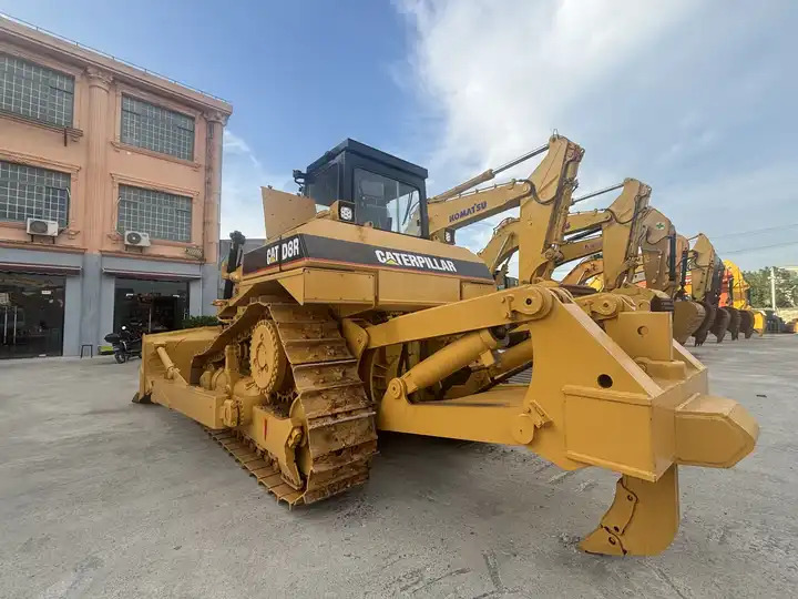 Used Caterpillar bulldozer CAT D8R on sale - Bulldozer: foto 4 Used Caterpillar bulldozer CAT D8R on sale - Bulldozer: foto 4