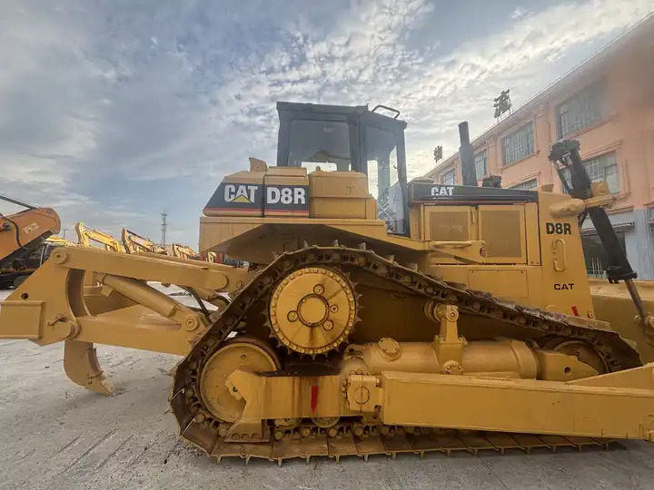 Used Caterpillar bulldozer CAT D8R on sale - Bulldozer: foto 3 Used Caterpillar bulldozer CAT D8R on sale - Bulldozer: foto 3
