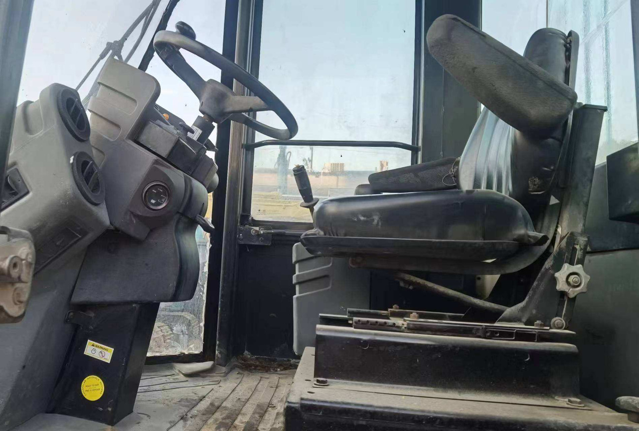 Used Road making machine CAT CS 683E roller - Apisonadora de asfalto: foto 5 Used Road making machine CAT CS 683E roller - Apisonadora de asfalto: foto 5