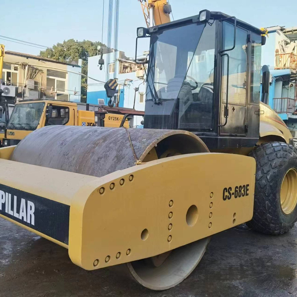 Used Road making machine CAT CS 683E roller - Apisonadora de asfalto: foto 1 Used Road making machine CAT CS 683E roller - Apisonadora de asfalto: foto 1
