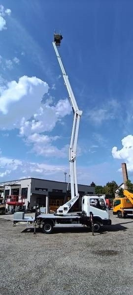 Camión con plataforma elevadora Nissan Cabstar Oil&Steel Snake 2413 Plus - 23,5m - 250 kg: foto 9