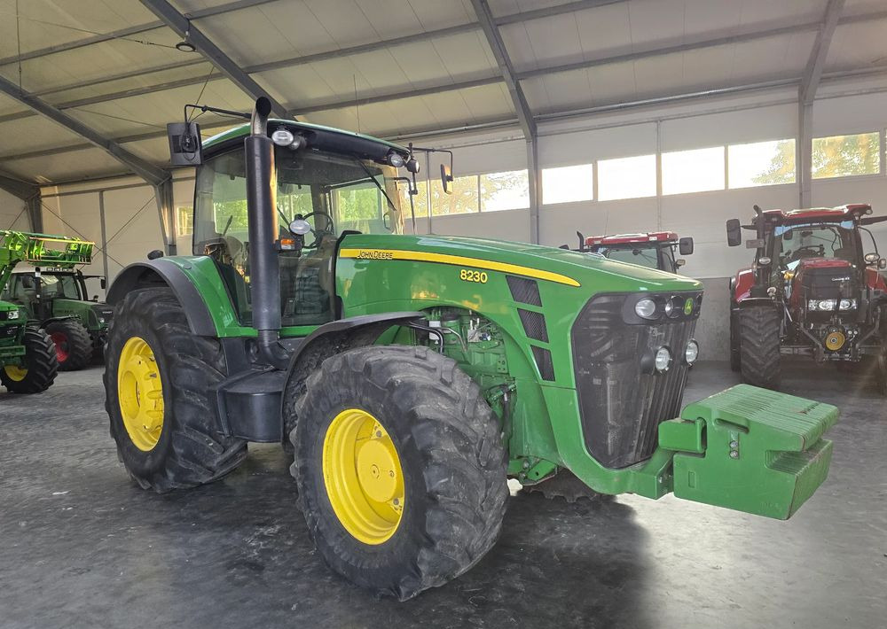 John Deere 8230 - Tractor: foto 2 John Deere 8230 - Tractor: foto 2