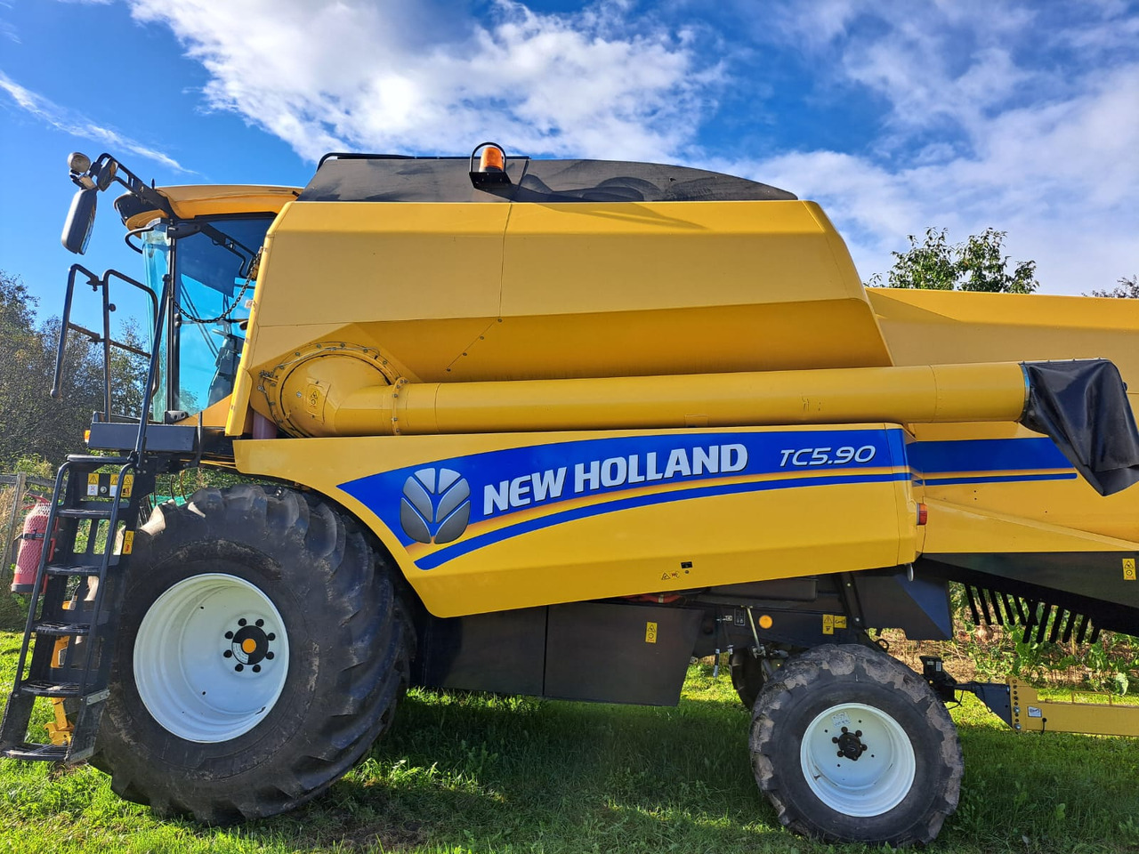 NEW HOLLAND TC 5.90 - Cosechadora de granos: foto 1 NEW HOLLAND TC 5.90 - Cosechadora de granos: foto 1