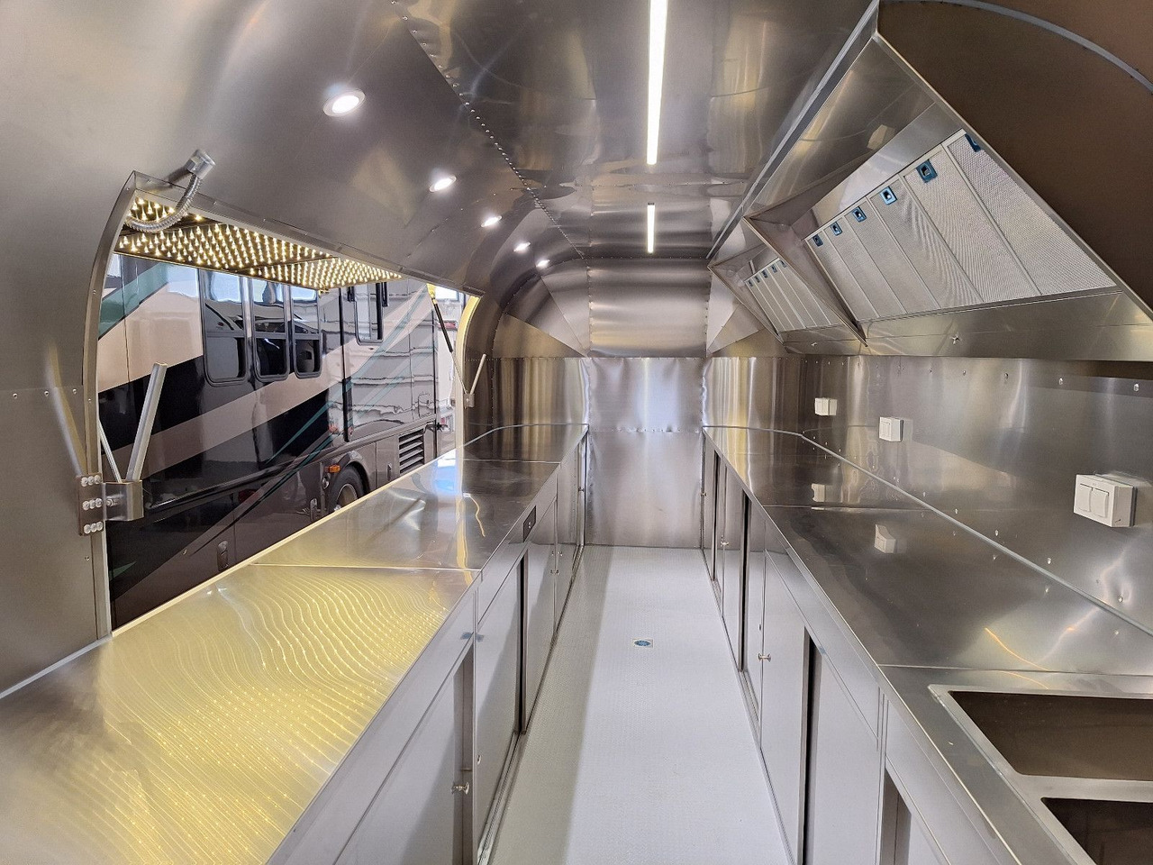 Esselmann Delistar American 6000 ähn. Airstream - Remolque venta ambulante: foto 2 Esselmann Delistar American 6000 ähn. Airstream - Remolque venta ambulante: foto 2