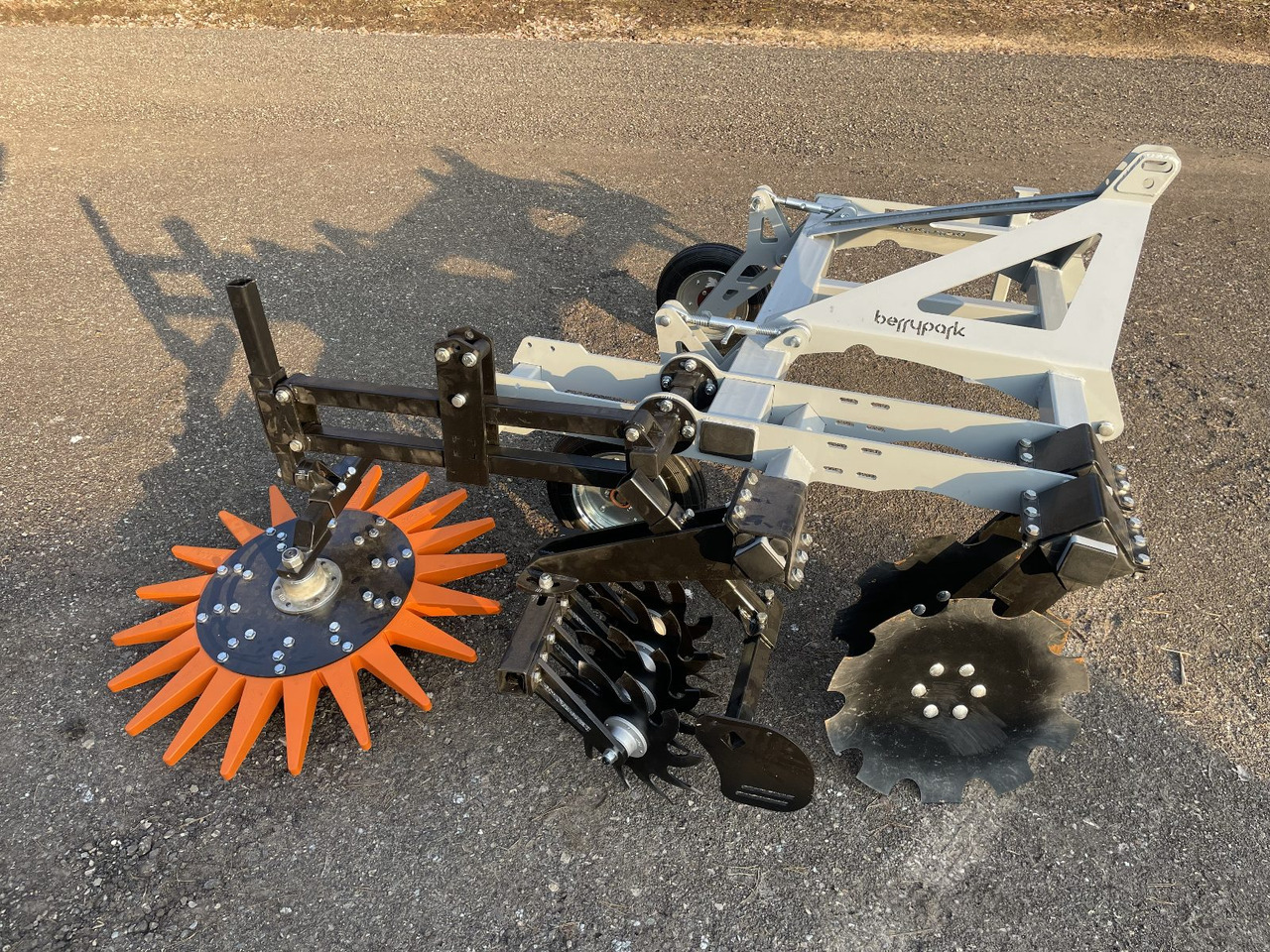 Berrypark Roll- und Fingerhacke / Orchard Weeder / Sarcleuse arboricole / Pielnik sadowniczy - Cultivador: foto 2 Berrypark Roll- und Fingerhacke / Orchard Weeder / Sarcleuse arboricole / Pielnik sadowniczy - Cultivador: foto 2