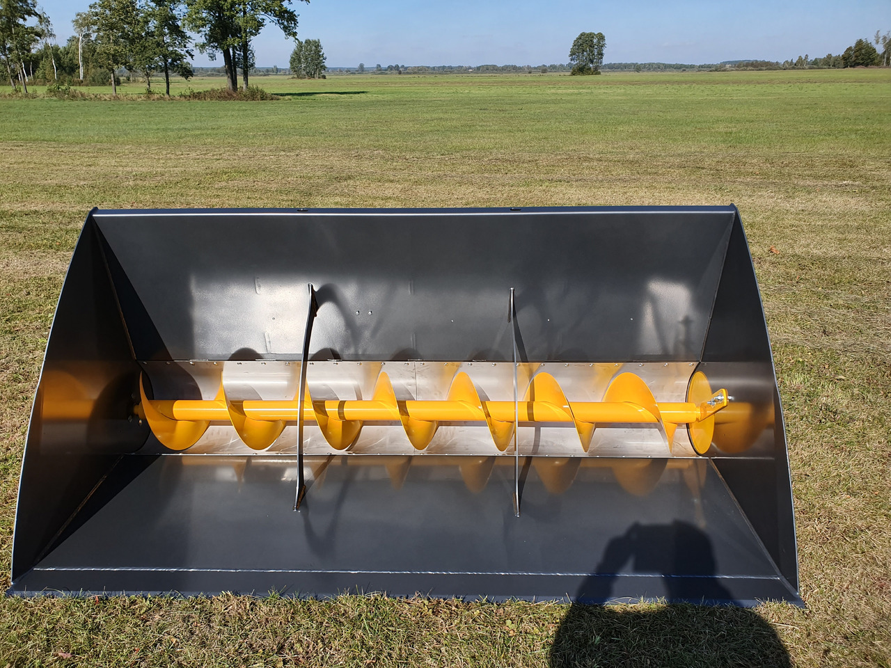 Grutech Futterverteiler / Bucket with screw / Godet avec vis / Cazo con sinfín / Benna con coclea / Ковш со шнеком / Łyżka ze ślimakiem 1,6 m - Cazo cargador para Maquinaria agrícola: foto 2 Grutech Futterverteiler / Bucket with screw / Godet avec vis / Cazo con sinfín / Benna con coclea / Ковш со шнеком / Łyżka ze ślimakiem 1,6 m - Cazo cargador para Maquinaria agrícola: foto 2