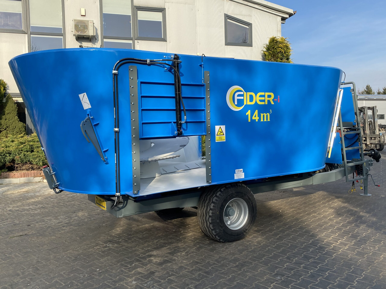 ZAMET Futtermischwagen / Feed mixer / Melangeuse / Carro miscelatore / Vagoneta 2 sinfines / Кормораздатчик 2 шнека / Wóz paszowy 14 m3 - Desensiladora: foto 4 ZAMET Futtermischwagen / Feed mixer / Melangeuse / Carro miscelatore / Vagoneta 2 sinfines / Кормораздатчик 2 шнека / Wóz paszowy 14 m3 - Desensiladora: foto 4