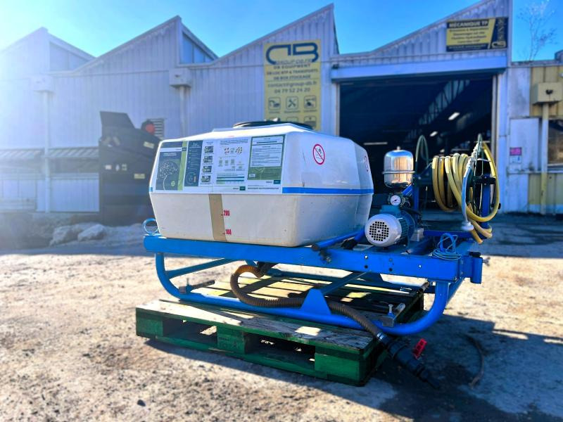 BLANCHARD CUVE D'ARROSAGE PULVERISATEUR AVEC POMPE ELECTRIQUE SUR BERCE (NET DE TVA) - Pulverizador suspendido: foto 1 BLANCHARD CUVE D'ARROSAGE PULVERISATEUR AVEC POMPE ELECTRIQUE SUR BERCE (NET DE TVA) - Pulverizador suspendido: foto 1