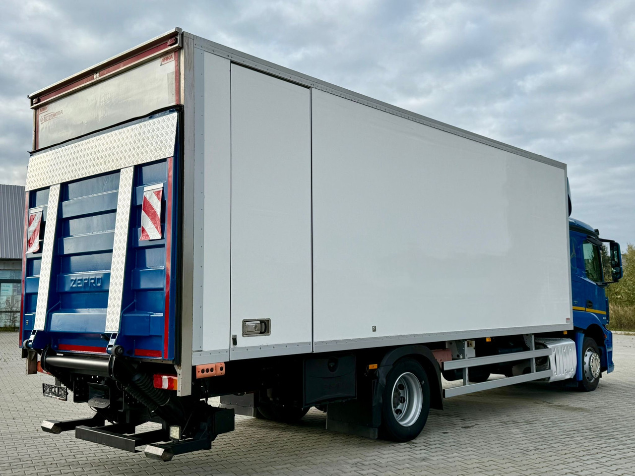 MERCEDES-BENZ ACTROS 1836 / CHŁODNIA / WINDA / 18 PALET / SILNIK 10677 cm3 / CARRIER / SYPIALKA / AUTOMAT / 2018 ROK - Camión frigorífico: foto 3 MERCEDES-BENZ ACTROS 1836 / CHŁODNIA / WINDA / 18 PALET / SILNIK 10677 cm3 / CARRIER / SYPIALKA / AUTOMAT / 2018 ROK - Camión frigorífico: foto 3