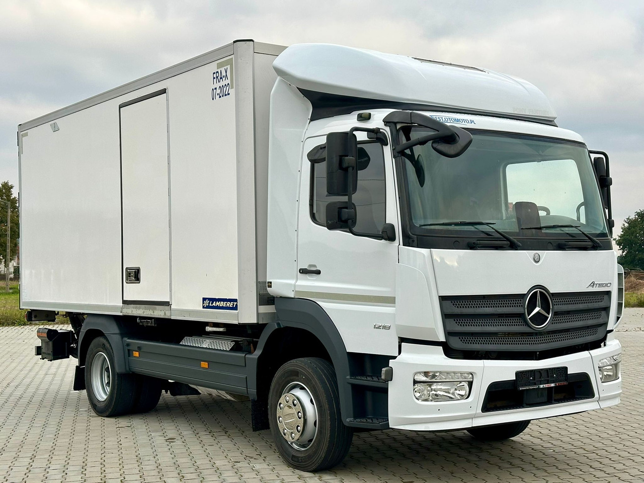 MERCEDES-BENZ ATEGO 1218 / CHŁODNIA / WINDA / 12 PALET / 5.10 M DŁUGOŚCI / AUTOMAT / LAMBERET / 5090 KG ŁADOWNOŚCI - Camión frigorífico: foto 1 MERCEDES-BENZ ATEGO 1218 / CHŁODNIA / WINDA / 12 PALET / 5.10 M DŁUGOŚCI / AUTOMAT / LAMBERET / 5090 KG ŁADOWNOŚCI - Camión frigorífico: foto 1