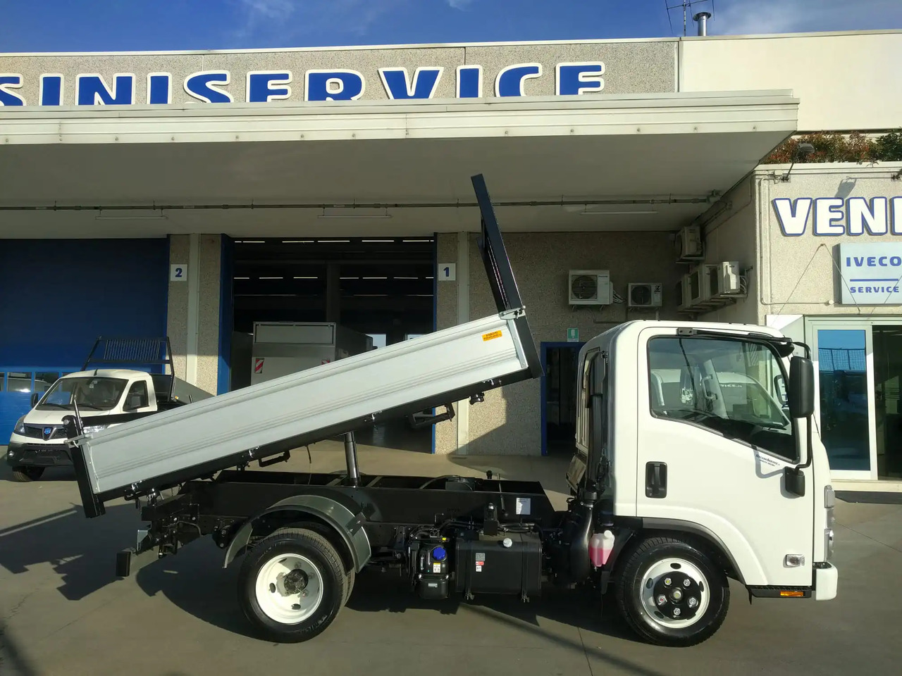 ISUZU NNR M21 T - Volquete furgoneta: foto 3 ISUZU NNR M21 T - Volquete furgoneta: foto 3