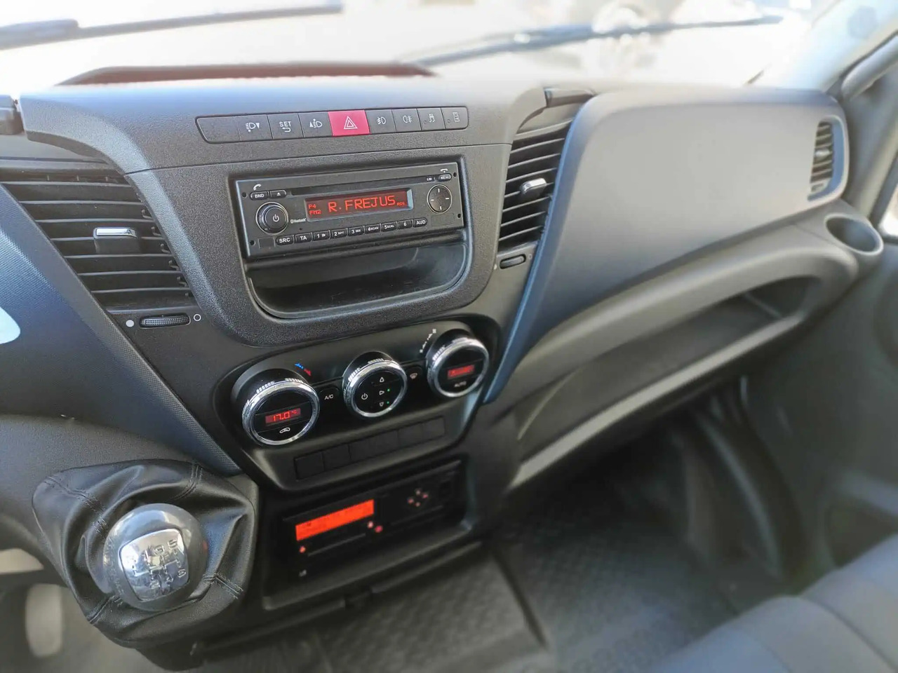 IVECO DAILY 60C18 RIBALTABILE CON GRU - Camión volquete: foto 3 IVECO DAILY 60C18 RIBALTABILE CON GRU - Camión volquete: foto 3