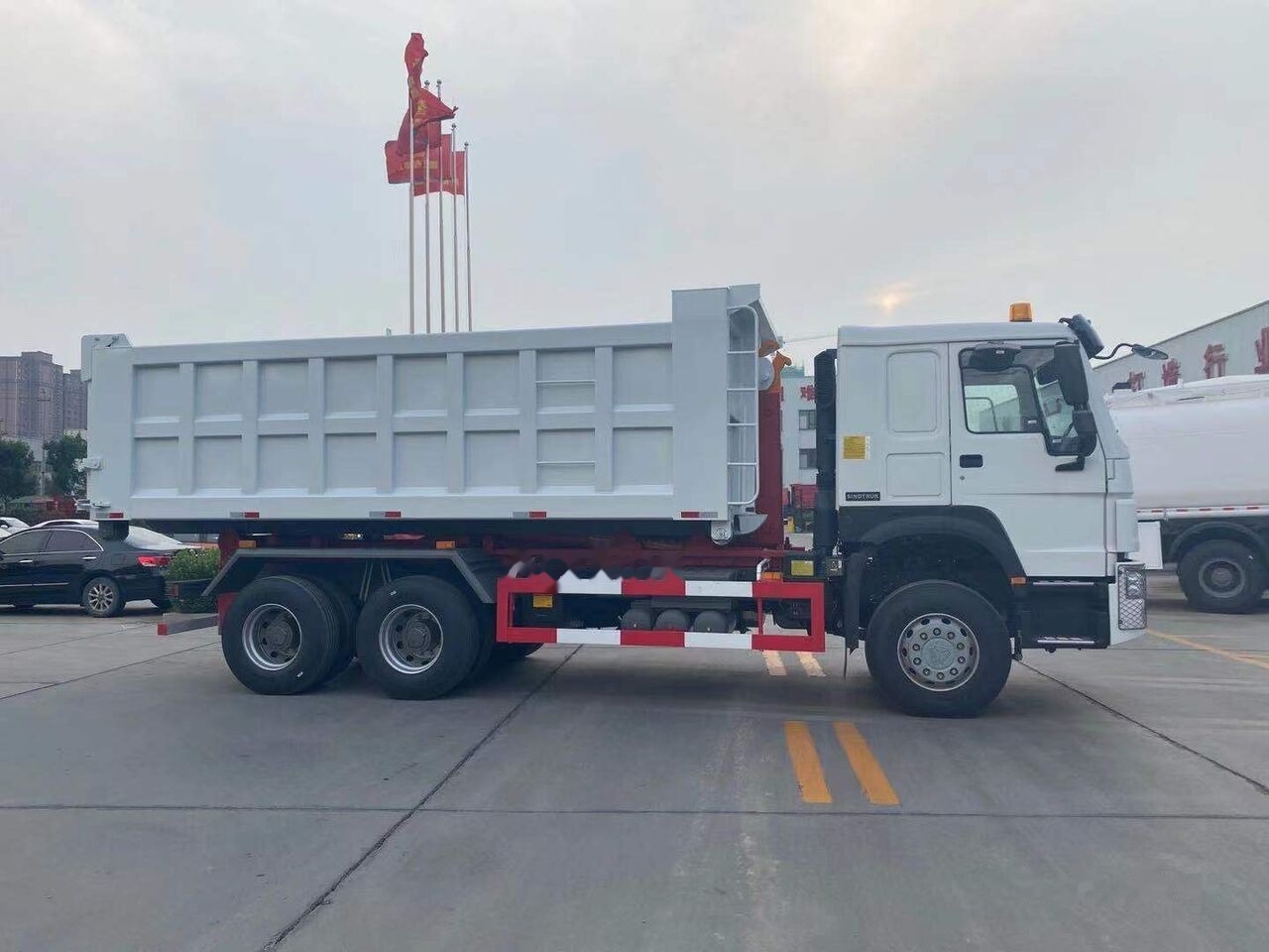 Howo 371 - Camión volquete: foto 2 Howo 371 - Camión volquete: foto 2