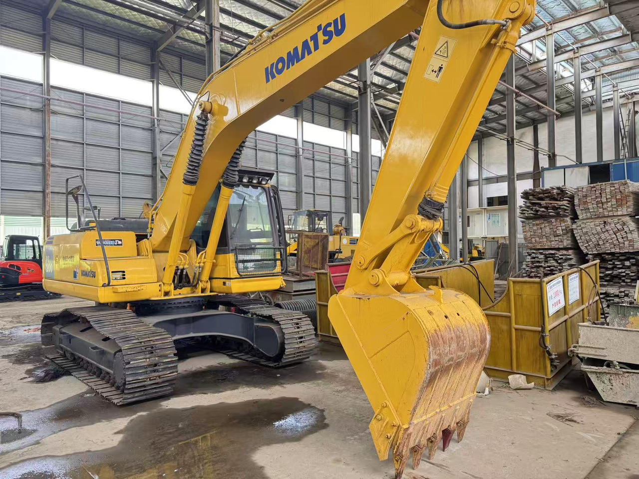 KOMATSU PC200-8 - Excavadora de cadenas: foto 1 KOMATSU PC200-8 - Excavadora de cadenas: foto 1