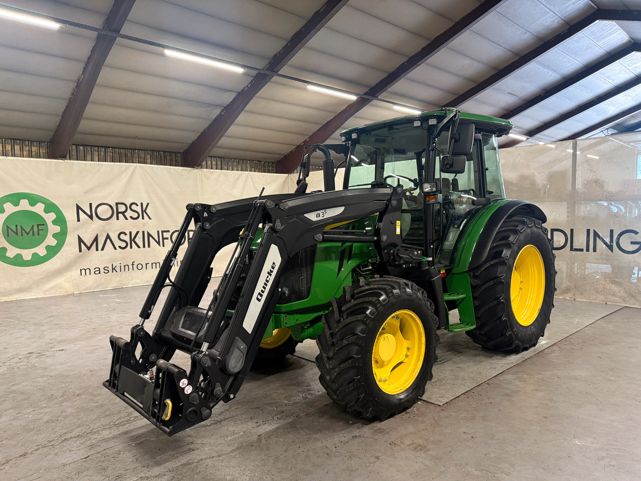 Tractor John Deere 5115M: foto 1