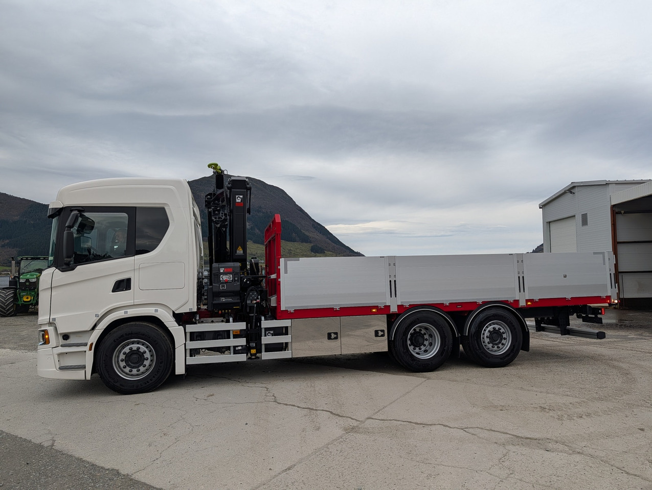 Scania G420 6x2 med HIAB 232-E5 Hipro og MCE påbygg - Camión caja abierta, Camión grúa: foto 2 Scania G420 6x2 med HIAB 232-E5 Hipro og MCE påbygg - Camión caja abierta, Camión grúa: foto 2