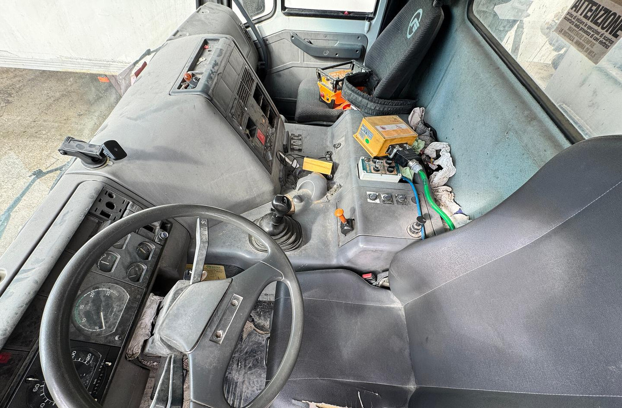 Betonpompa 28MT CIFA ASTRA HD84.38 - Camión hormigonera con bomba: foto 4 Betonpompa 28MT CIFA ASTRA HD84.38 - Camión hormigonera con bomba: foto 4