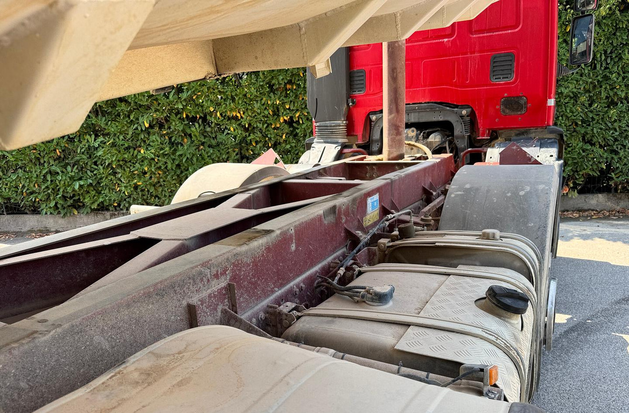 Camión volquete IVECO TRAKKER 420 - 8X4: foto 19