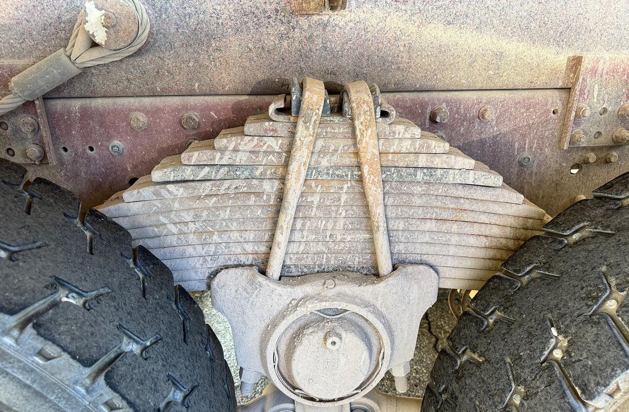 Camión volquete IVECO TRAKKER 420 - 8X4: foto 12