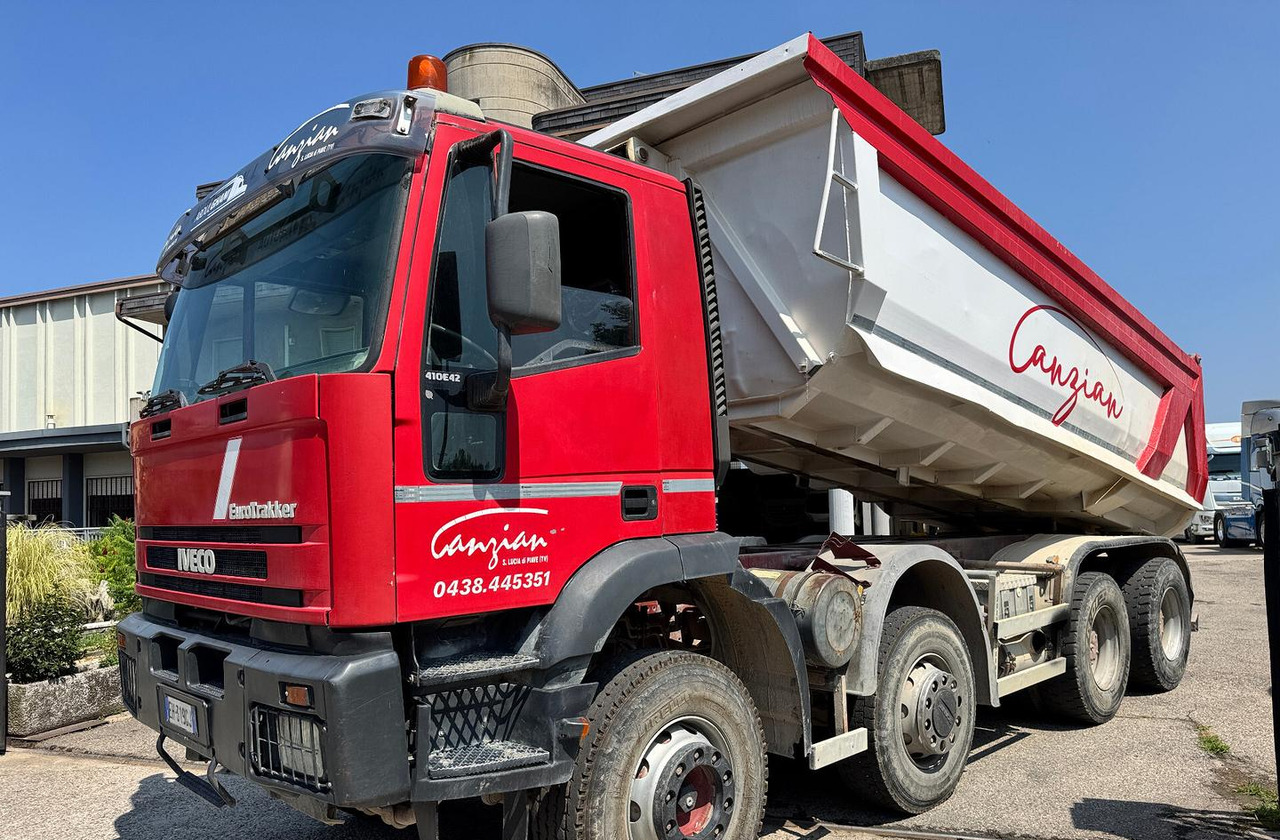 Camión volquete IVECO TRAKKER 420 - 8X4: foto 7