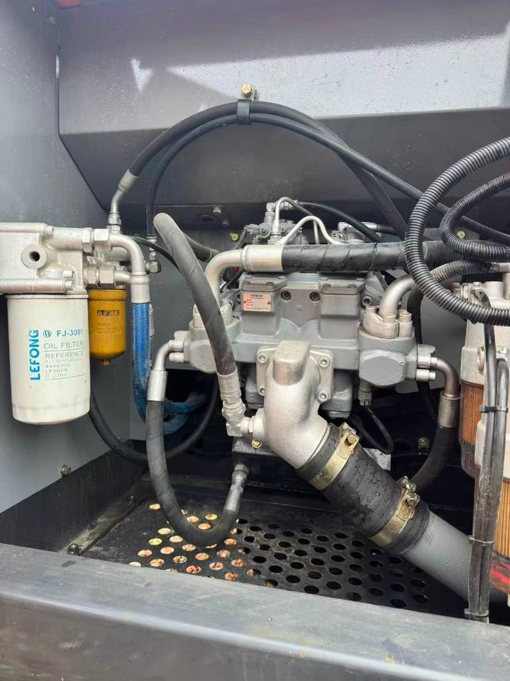 Hitachi ZX 200  - Excavadora de cadenas: foto 4 Hitachi ZX 200  - Excavadora de cadenas: foto 4